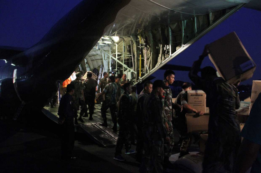 Anggota Kopassus menaikkan bantuan logistik dari Dompet Kemanusiaan Media Group untuk korban gempa dan tsunami Palu ke pesawat C-130 hercules A-1320 di Lapangan Udara Halim Perdana Kusuma, Jakarta, Jumat, 19 Oktober 2018.
