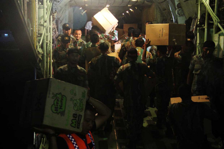 Bersama dengan TNI khususnya Kopassus, Dompet Kemanusiaan Media Group kembali menyalurkan bantuan logistik di antara beras, pampers bayi dan dewasa yang diterbangkan menggunakan pesawat C-130 hercules A-1320 yang diberangkatkan pukul 5.30 pagi.