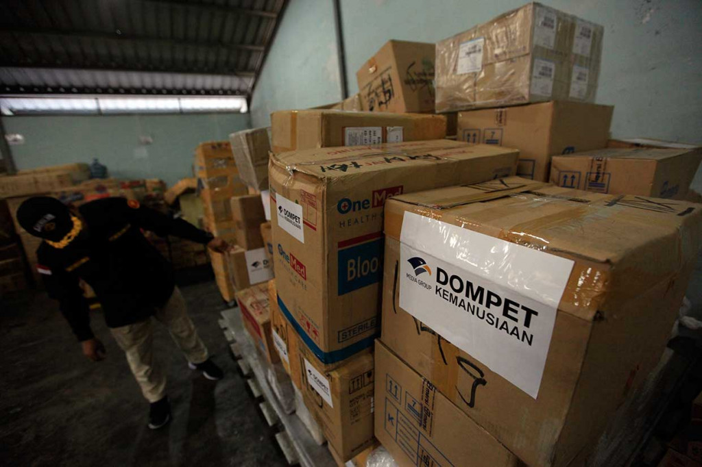 Selanjutnya bantuan obat-obatan sebanyak 120 dus, yang kurang lebih memiliki berat sebanyak 2 ton yang akan diterbangkan dengan Boeing TNI AU 737-200, menuju Makassar.