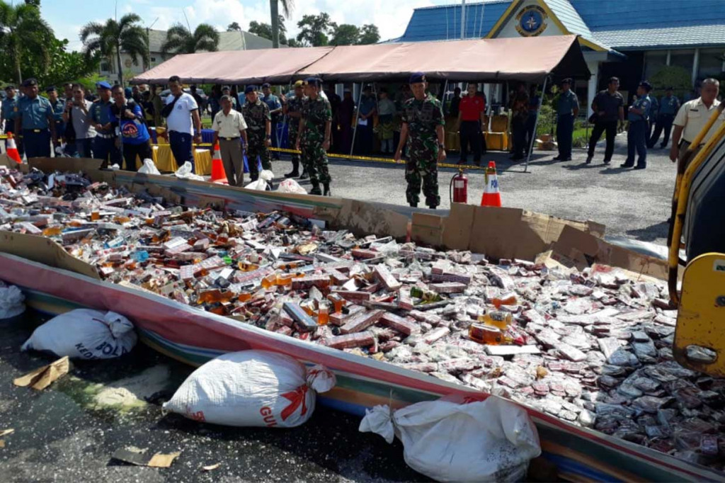 Pemusnahan ribuan botol miras berbagai merk dan ribuan bungkus rokok merk red ilegal itu atas persetujuan Pengadilan Negeri Dumai. Hal itu juga karena baik nakhoda kapal maupun ABK belum ditemukan hingga saat ini.