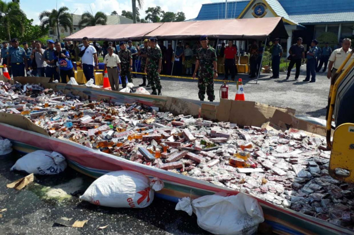 Pemusnahan ribuan botol miras berbagai merk dan ribuan bungkus rokok merk red ilegal itu atas persetujuan Pengadilan Negeri Dumai. Hal itu juga karena baik nakhoda kapal maupun ABK belum ditemukan hingga saat ini.