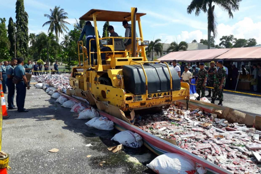 Barang bukti yang dimusnahkan terdiri dari rokok red 350 tim dan miras 829 kotak dengan rincian, antara lain muatan speed boat tanpa nama; 145 kotak, muatan KM Aini sebanyak 368 kotak serta muatan KM Fasri sebanyak 316 kotak.