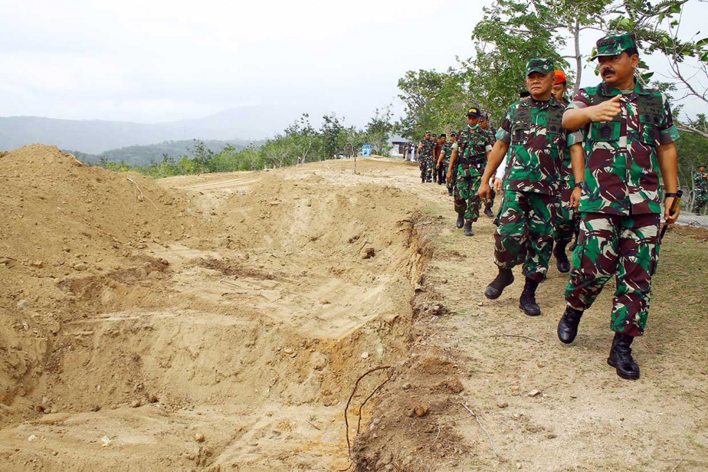 Panglima TNI Marsekal Hadi Tjahjanto mengunjungi pekuburan massal korban gempa tsunami disertai likuifaksi di Poboya, Kecamatan Mantikulore, Palu.