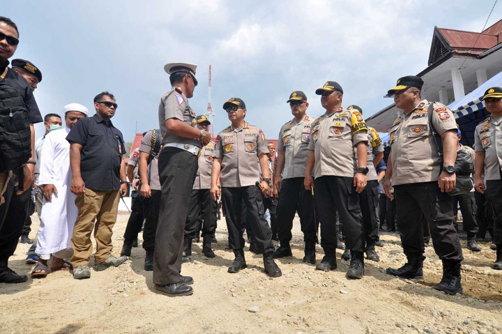 Kapolri yang awalnya bersama Panglima TNI kemudian berpisah usai Salat Jumat di Korem 132 Tadulako. Kapolri kemudian meninjau kondisi kantor Dirlantas Polda Sulteng yang diterjang gempa dan tsunami pada 28 September lalu.
