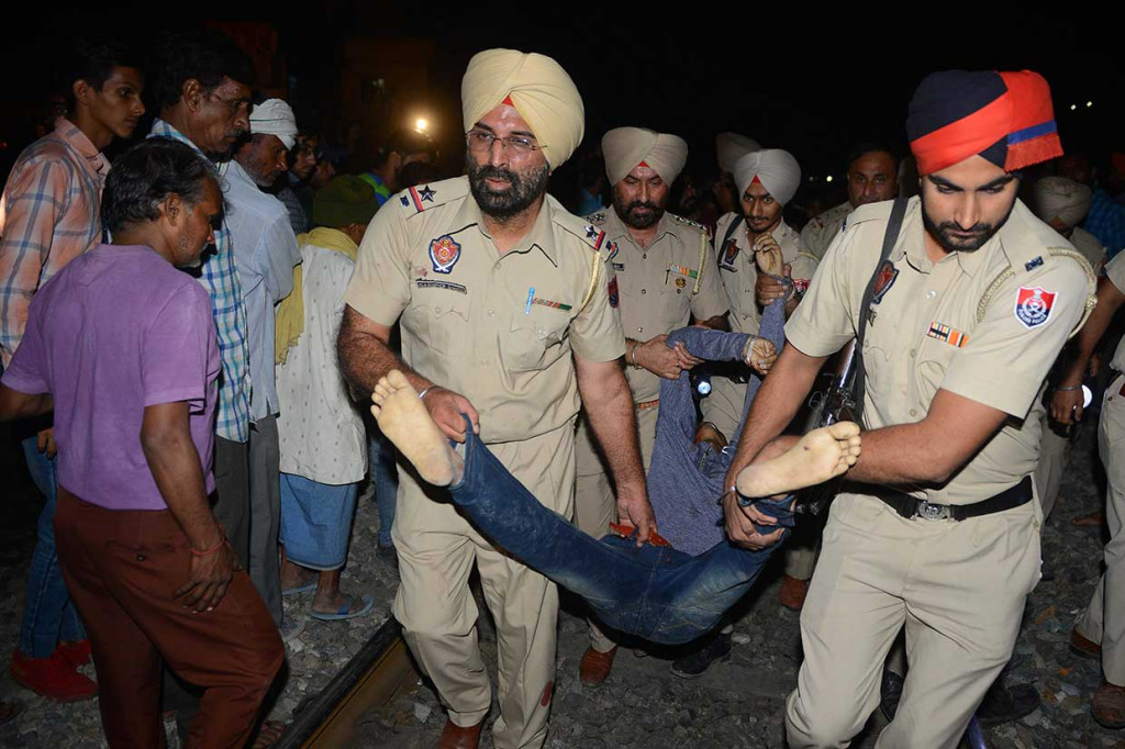 Peristiwa tersebut terjadi pada Jumat malam pukul 18.45 waktu setempat, di Jaura Phatak di Amritsar, Kota Suci Sikh di Punjab, saat orang-orang berkerumun untuk menyaksikan perayaan festival Hindu, Dussehra, dan satu kereta kemudian menabrak ratusan dari mereka yang berdiri di jalur rel kereta.