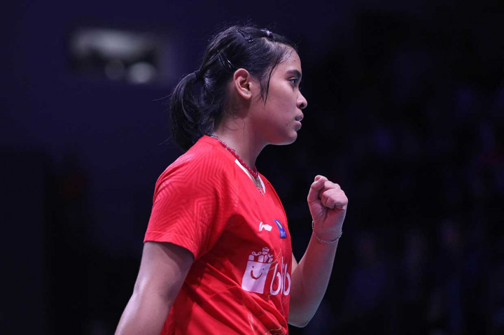 Pebulu tangkis tunggal putri Indonesia Gregoria Mariska Tunjung mengepalkan tangannya usai mencetak angka dari lawannya Line Kjaersfeldt pada babak perempat final Denmark Open 2018 di Denmark, Jumat, 19 Oktober 2018 waktu setempat. 