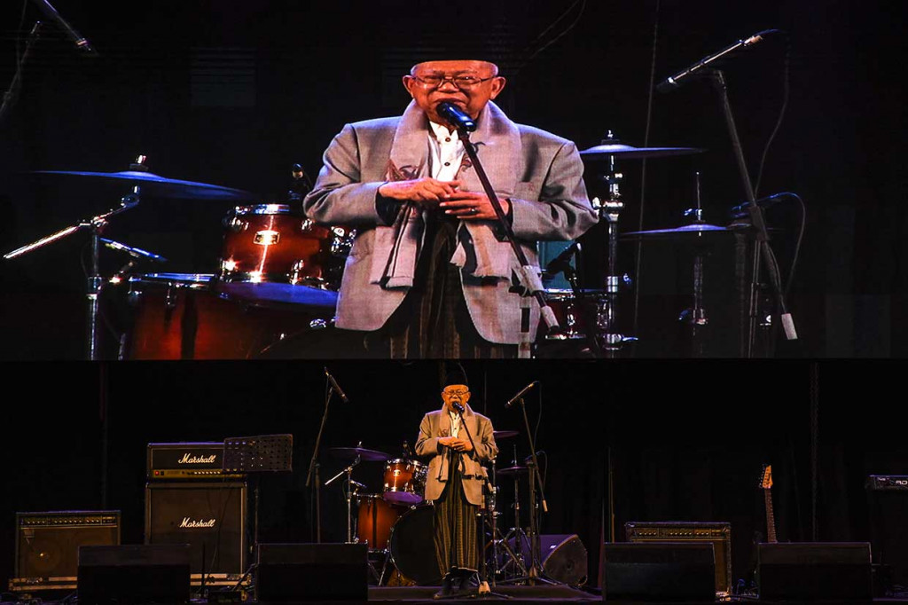 Ma'ruf Amin menyampaikan sambutannya saat menghadiri acara Konser Nasyid dan Sholawat untuk Kerukunan Bangsa di Istora Senayan, Jakarta.