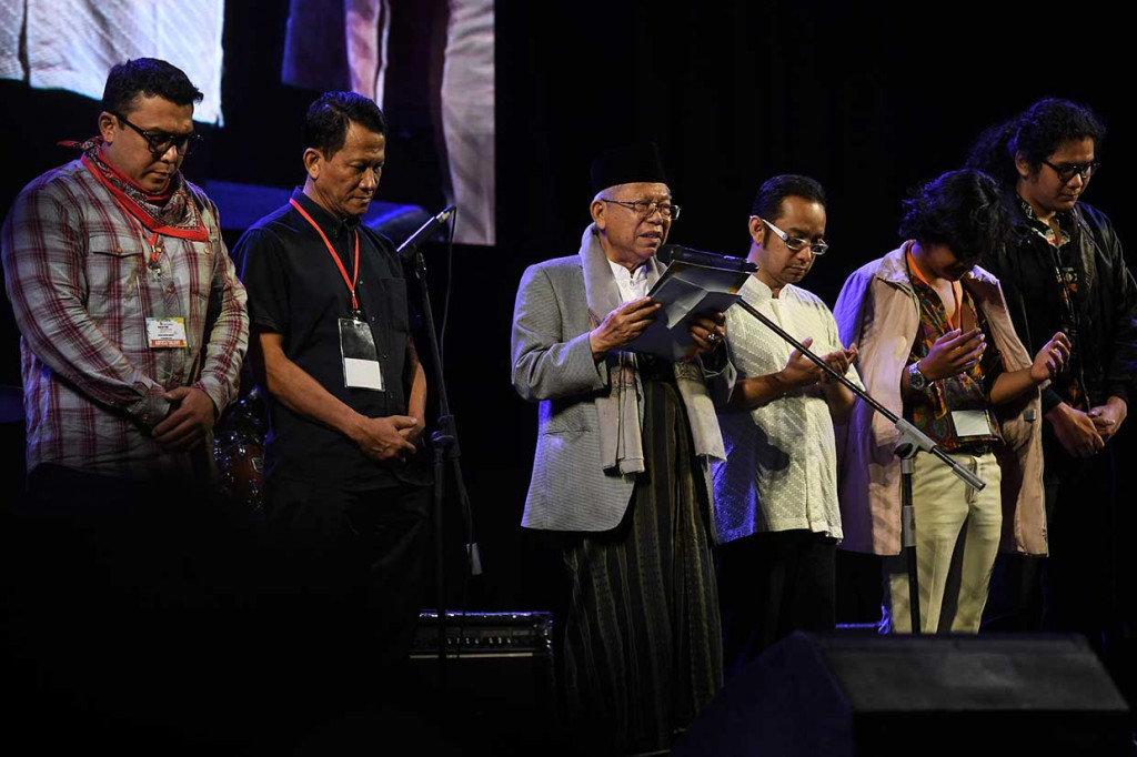 Ma'ruf Amin (ketiga kiri) didampingi para pengisi acara memimpin doa saat acara Konser Nasyid dan Sholawat untuk Kerukunan Bangsa.