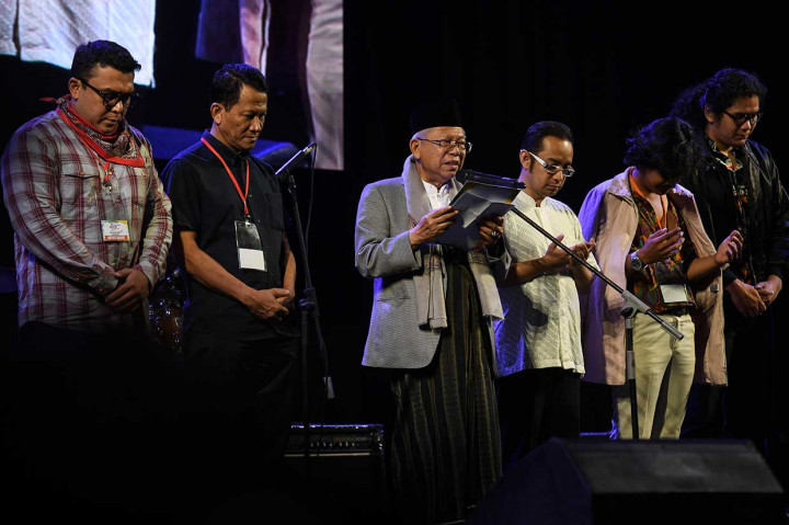 Ma'ruf Amin (ketiga kiri) didampingi para pengisi acara memimpin doa saat acara Konser Nasyid dan Sholawat untuk Kerukunan Bangsa.