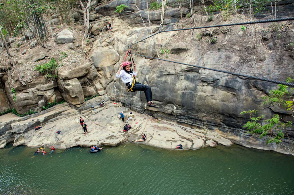Leuwi Kenit menawarkan konsep wahana bermain river tubbing, flying fox, dan panjat tebing dengan suasana keindahan alam yang masih alami.