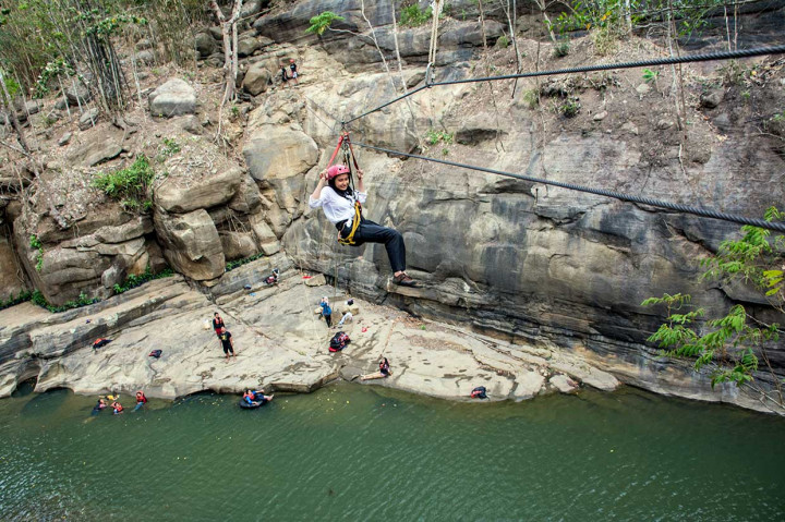 Leuwi Kenit menawarkan konsep wahana bermain river tubbing, flying fox, dan panjat tebing dengan suasana keindahan alam yang masih alami.