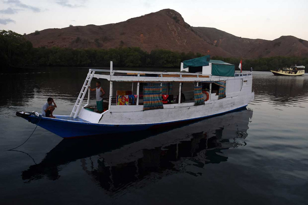 Kapal pengangkut wisatawan berlabuh di teluk Pulau Rinca, Kawasan Taman Nasional Komodo, Nusa Tenggara Timur, Minggu, 14 Oktober 2018.