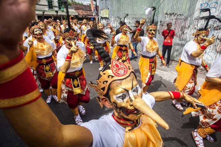 Peserta dengan memakai seragam punokawan mengikuti pawai saat acara Grebeg Pasar Tradisional 2018 di kawasan Titik Nol Km Yogyakarta, Sabtu, 20 Oktober 2018.