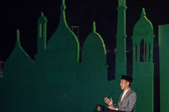 Presiden Joko Widodo memberikan sambutan saat menghadiri Apel Akbar Santri Nusantara 2018 di Benteng Vastenburg, Solo, Jawa Tengah.