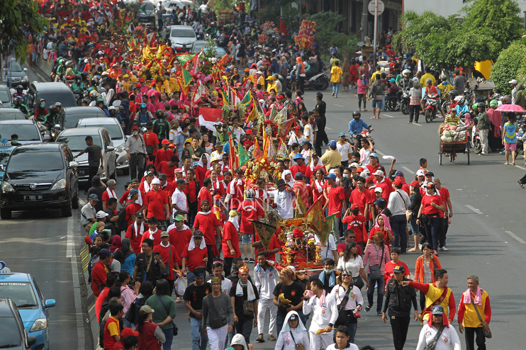 Warga Tionghoa mengikuti kirab budaya dan ruwat bumi dengan menggotong joli atau tandu toapekong di sepanjang ruas Jalan Hayam Wuruk, Jakarta.