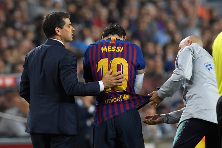 Lionel Messi meninggalkan lapangan setelah mengalami cedera selama pertandingan sepak bola liga Spanyol FC Barcelona melawan Sevilla FC di stadion Camp Nou.