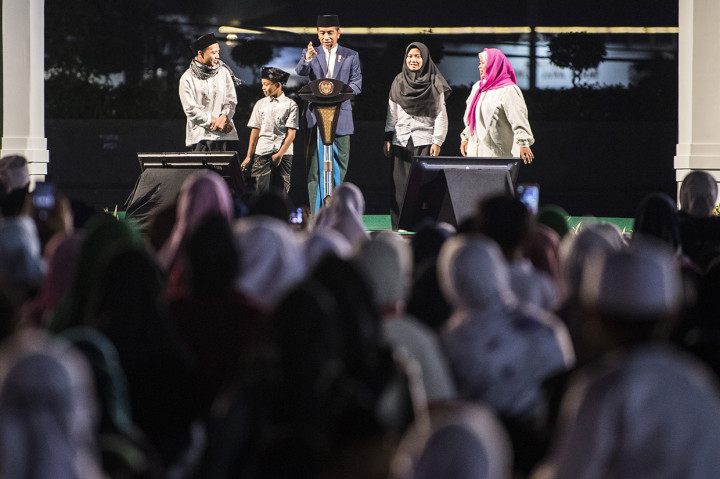 Presiden Joko Widodo (tengah) berbincang dengan sejumlah santri saat Puncak perayaan Hari Santri Nasional 2018 di lapangan Gasibu, Bandung, Jawa Barat.