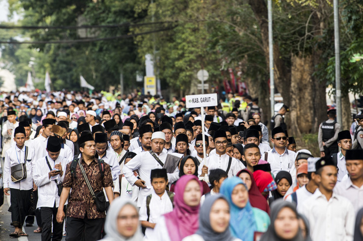 Ribuan santri dari berbagai daerah jalan bersama sebelum menghadiri Puncak perayaan Hari Santri Nasional 2018 di lapangan Gasibu, Bandung, Jawa Barat.