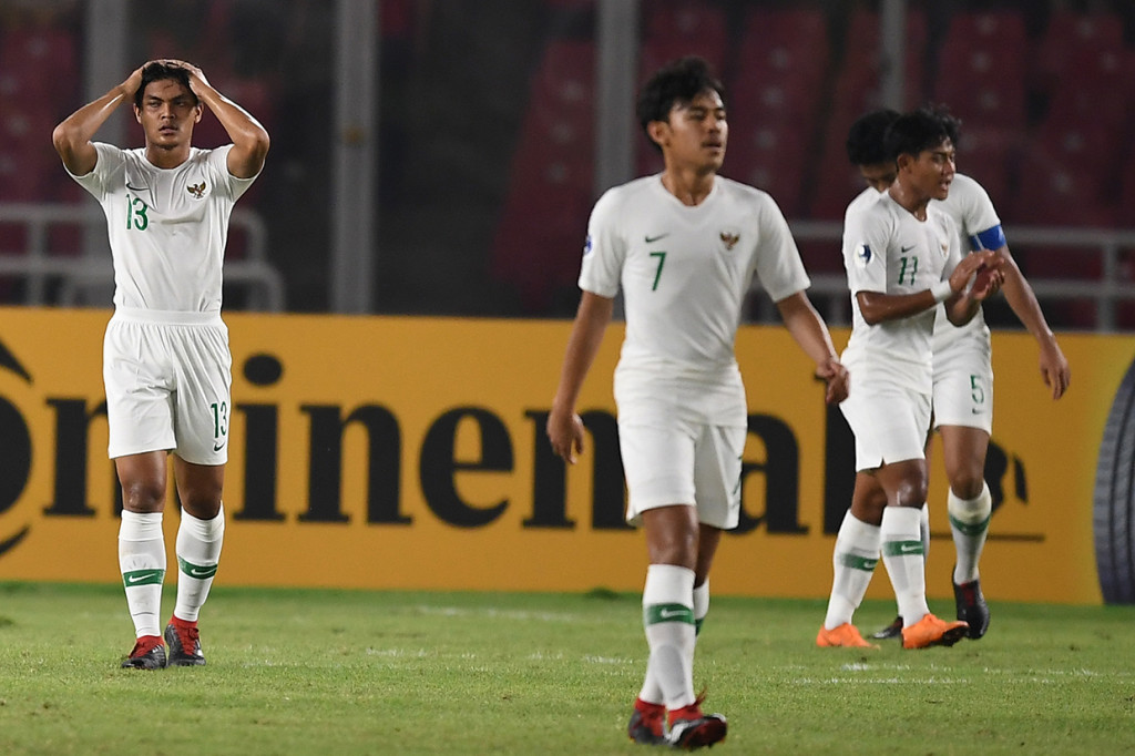 Ekspresi pemain Timnas Indonesia seusai gawang kebobolan dari Timnas Qatar dalam penyisihan Grup A Piala Asia U-19 di Stadion Utama Gelora Bung Karno, Jakarta.