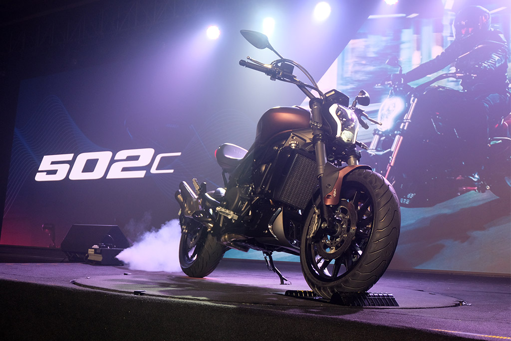 Jika melihat secara sepinttas, desain Benelli 502C mirip dengan Ducati Diavel dengan ukuran yang lebih ringkas.