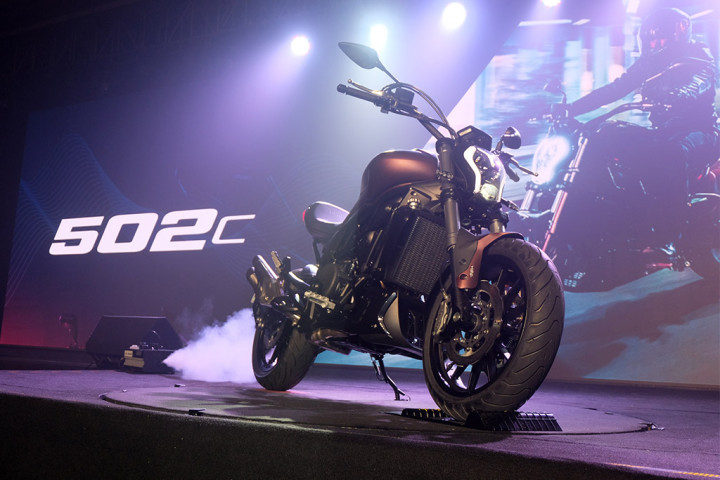 Jika melihat secara sepinttas, desain Benelli 502C mirip dengan Ducati Diavel dengan ukuran yang lebih ringkas.