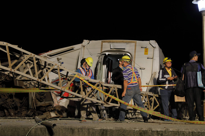 Sejumlah gerbong terbalik saat kereta melintas di dekat pantai Kabupaten Yilan. Kecelakaan ini merupakan yang terburuk dalam 3 dekade dunia perkeretaapian di Taiwan.