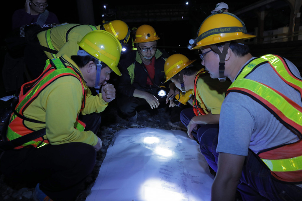 Ratusan penyelamat dan personel militer terus melakukan evakuasi hingga Minggu malam. Sejumlah alat berat dan penerangan tambahan sudah berada di lokasi kecelakaan. 