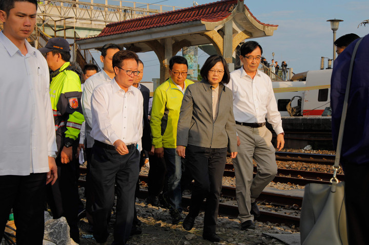 Presiden Taiwan Tsai Ing-wen meninjau lokasi kecelakaan di dekat Stasiun Xinma, Kabupaten Yilan, Taiwan.