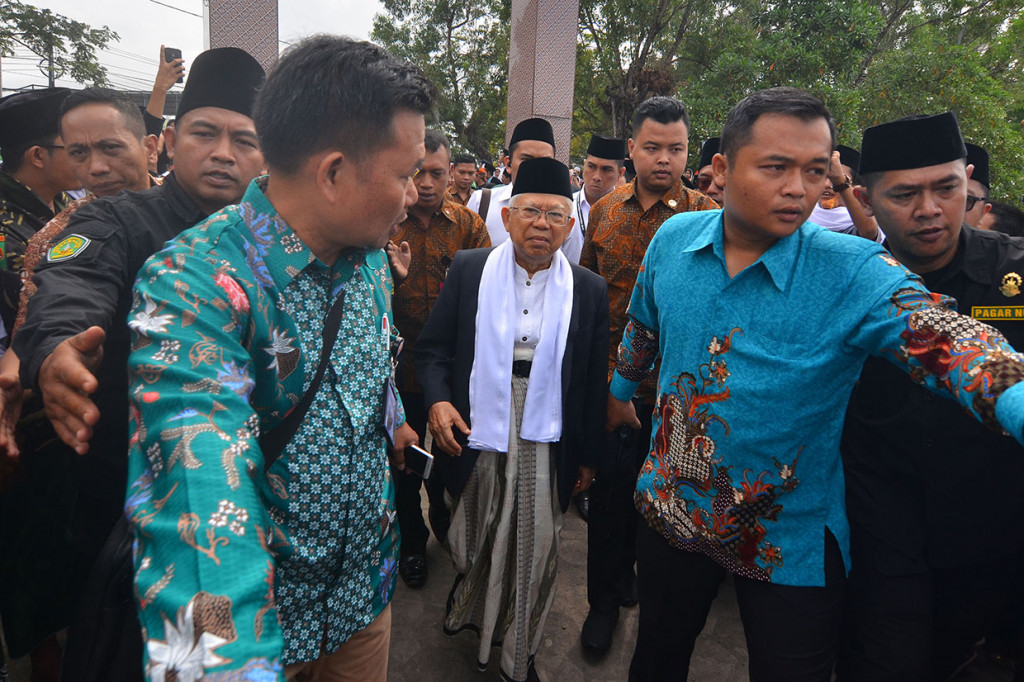 Calon Wakil Presiden nomor urut 01 Ma'ruf Amin saat tiba menghadiri Apel Upacara Hari Santri Nasional di Lapangan Dadaha, Kota Tasikmalaya, Jawa Barat.