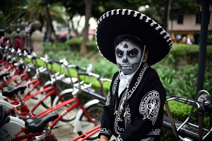 Tak hanya orang dewasa, anak-anak pun mengikuti perayaan tersebut.