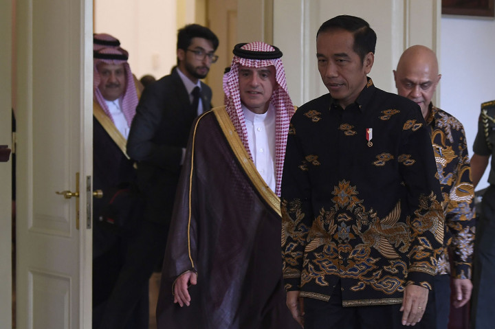 Presiden Joko Widodo (kanan) menerima kunjungan Menteri Luar Negeri Arab Saudi Adel al-Jubeir (ketiga kiri) di Istana Bogor, Jawa Barat.
