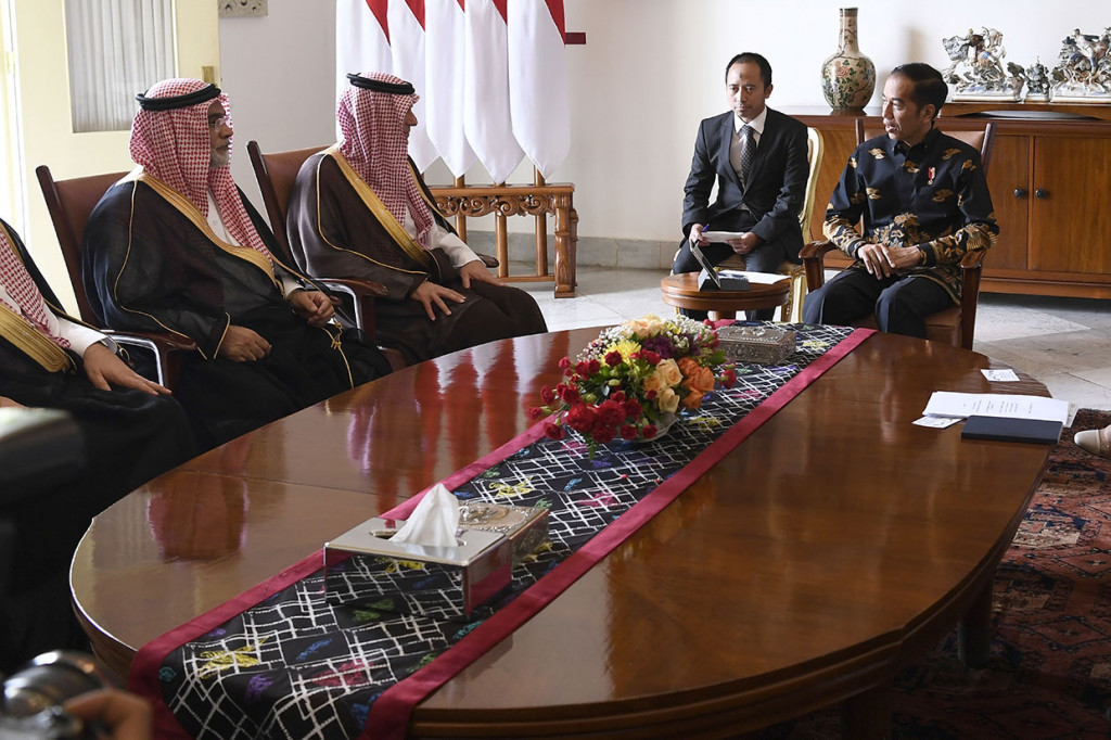 Menlu Arab Saudi mengunjungi Indonesia untuk melakukan pertemuan empat mata dengan Menlu Retno Marsudi membahas isu terorisme, politik, keamana, ekonomi, energi, pariwisata dan perhubungan. 