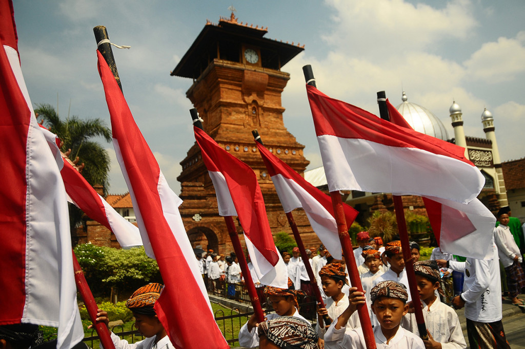Sejumlah santri membawa bendera merah putih saat mengikuti Kirab Hari Santri Nasional di Kudus, Jawa Tengah. Antara Foto/Yusuf Nugroho