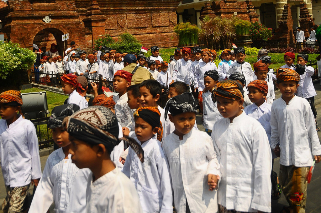 Kirab yang diikuti ratusan santri Qudsiyah tersebut untuk memperingati Hari Santri Nasional 2018 serta untuk menanamkan rasa cinta dan bangga kepada Negara Kesatuan Republik Indonesia (NKRI). Antara Foto/Yusuf Nugroho