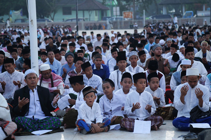 Ratusan santri bersama ulama dan jajaran Muspida Pemprov Banten berdoa usai mengikuti upacara HSN (Hari Santri Nasional) di halaman Mesjid Agung Kesultanan Banten, di Serang. Presiden Joko Widodo menetapkan tanggal 22 Oktober sebagai Hari Santri Nasional untuk menghargai perjuangan para santri dan ulama dalam memperjuangkan dan mengisi kemerdekaan RI. Antara Foto/Asep Fathulrahman