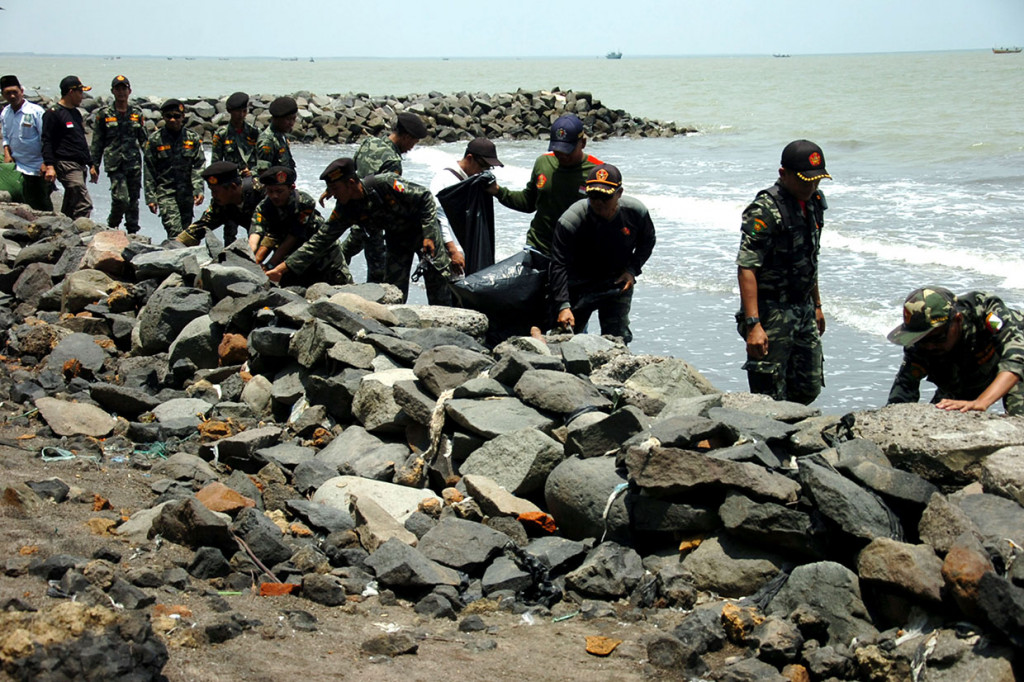 Sejumlah santri dan Banser memungut sampah saat aksi bersih-bersih Pantai Utara, Muarareja, Tegal, Jawa Tengah. Antara Foto/Oky Lukmansyah