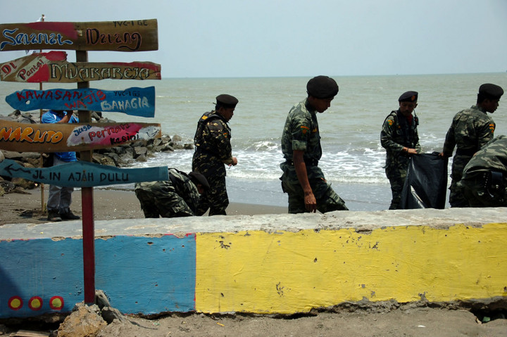 Aksi bersih-bersih pantai tersebut dalam rangka Hari Santri dan sebagai salahsatu bentuk kampanye untuk mengajak masyarakat agar sadar dan peduli sampah. Antara Foto/Oky Lukmansyah