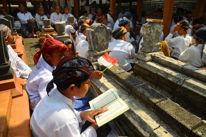 Sejumlah santri berdoa bersama saat berziarah di makam KH Asnawi salah satu tokoh pendiri NU dikomplek makam Sunan Kudus, Kudus, Jawa Tengah. Ziarah serta doa bersama di Hari Santri Nasional tersebut untuk mendoakan para pahlawan dan para ulama pejuang kemerdekaan dan penyebar dakwah Islam. Antara Foto/Yusuf Nugroho