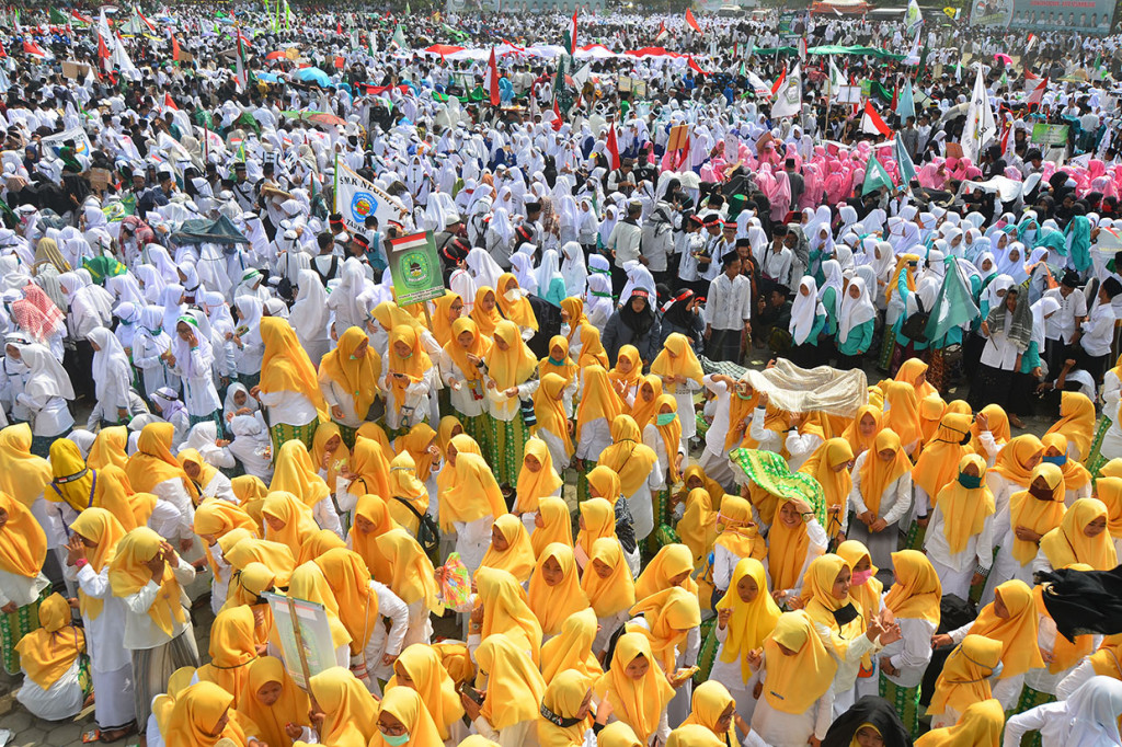 Sejumlah santri mengikuti apel upacara hari santri nasional dan kirab santri di Lapangan Dadaha, Kota Tasikmalaya, Jawa Barat. Antara Foto/Adeng Bustomi