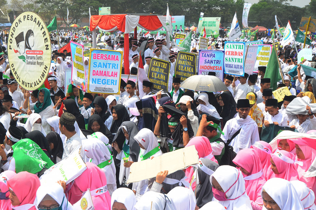 Dalam peringatan tersebut menyerukan sejarah penyebaran Islam Nusantara, Tasikmalaya sudah dikenal sebagai salah satu daerah penyebaran Islam terbesar di Indonesia dan mengajak untuk memperkuat silaturahim para santri dan ulama di Indonesia dan dunia. Antara Foto/Adeng Bustomi