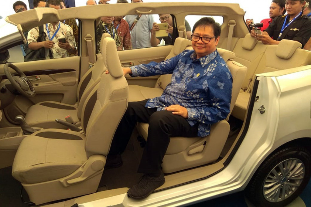 Menteri Perindustrian, Airlangga Hartarto, mencoba duduk di dalam kabin All New Ertiga yang akan di ekspor ke berbagai negara.