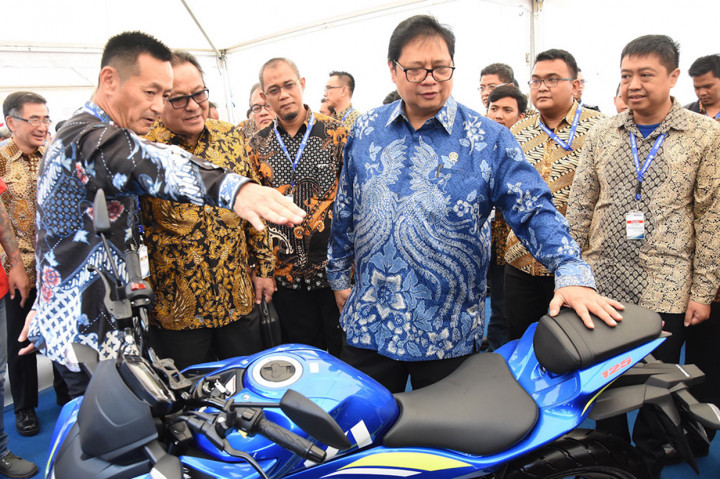 Menteri Perindustrian, Airlangga Hartarto, didampingi President Director PT Suzuki Indomobil Motor, Seiji Itayama, dan President Commissioner PT Suzuki Indomobil Motor, Soebronto Laras, melihat-lihat jajaran produk Suzuki yang akan diekspor pada acara seremoni ekspor perdana Suzuki yang bertajuk From Indonesia to the World.
