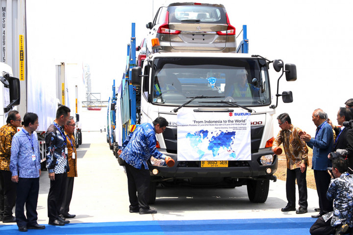 Menteri Perindustrian, Airlangga Hartarto, melakukan prosesi pecah kendi sebagai penanda ekspor All New Ertiga dan Nex II dimulai.
