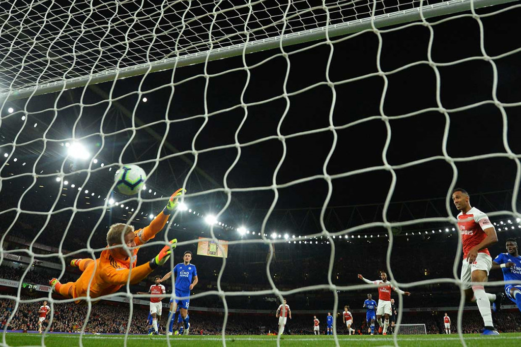 Pada menit ke-63 Arsenal berbalik unggul lewat gol Pierre-Emerick Aubameyang, yang baru masuk dua menit sebelumnya.