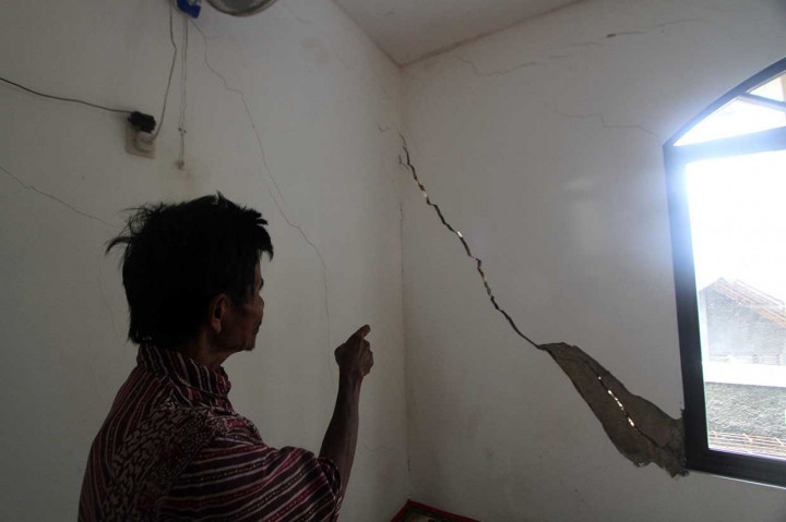 Warga menunjukkan kerusakan masjid terdampak pergerakan tanah di Desa Cijayanti, Babakan Madang, Bogor, Jawa Barat, Selasa, 23 Oktober 2018.