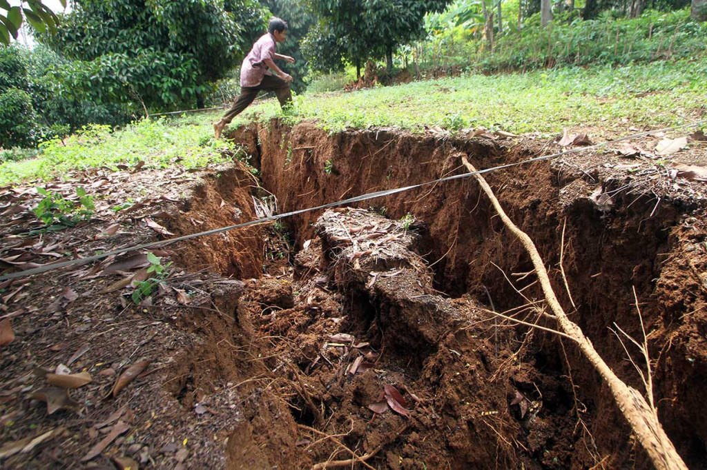 Pergerakan tanah yang diduga akibat curah hujan yang tinggi itu menyebabkan lubang sepanjang 150 meter dengan lebar satu meter, dan sebanyak 25 rumah serta satu masjid mengalami kerusakan ringan. 