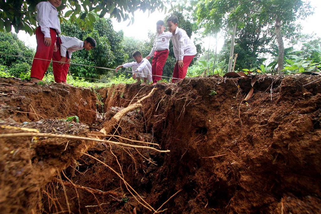 Sejumlah siswa melihat lokasi pergerakan tanah di Desa Cijayanti, Babakan Madang, Bogor.