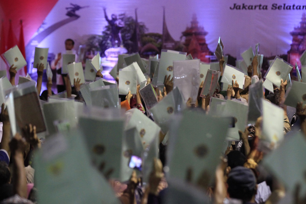 Presiden Joko Widodo menyerahkan 5.000 sertifikat untuk warga Jakarta Selatan yang nantinya sebanyak 40.600 bidang tanah di Jakarta Selatan akan diselesaikan penyerahan sertifikatnya. 