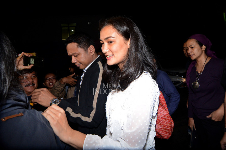 Putri Ratna Sarumpaet, Atiqah Hasiholan memenuhi panggilan pemeriksaan sebagai saksi di Gedung Direskrimum Polda Metro Jaya, Jakarta.