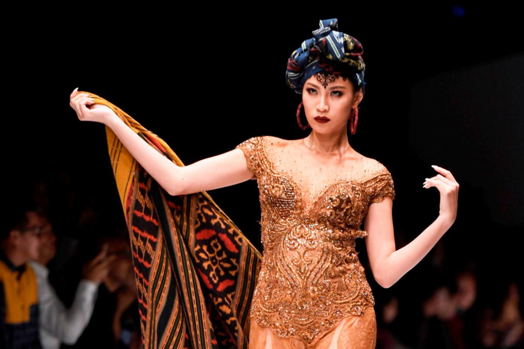 Anne Avanti adalah desainer yang dikenal intensif mengolah kebaya dan motif kain khas Nusantara.